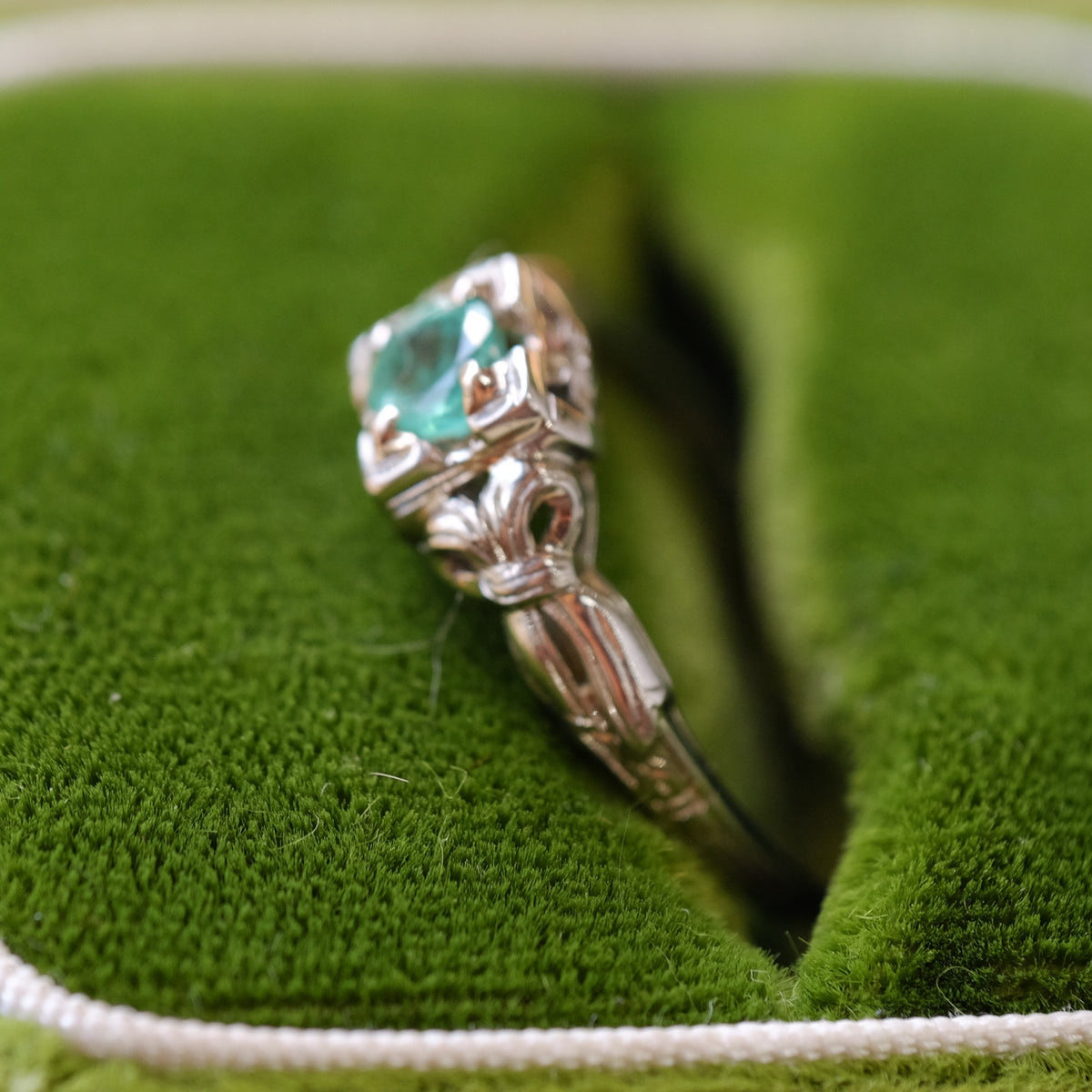 18K White Gold Emerald Ring