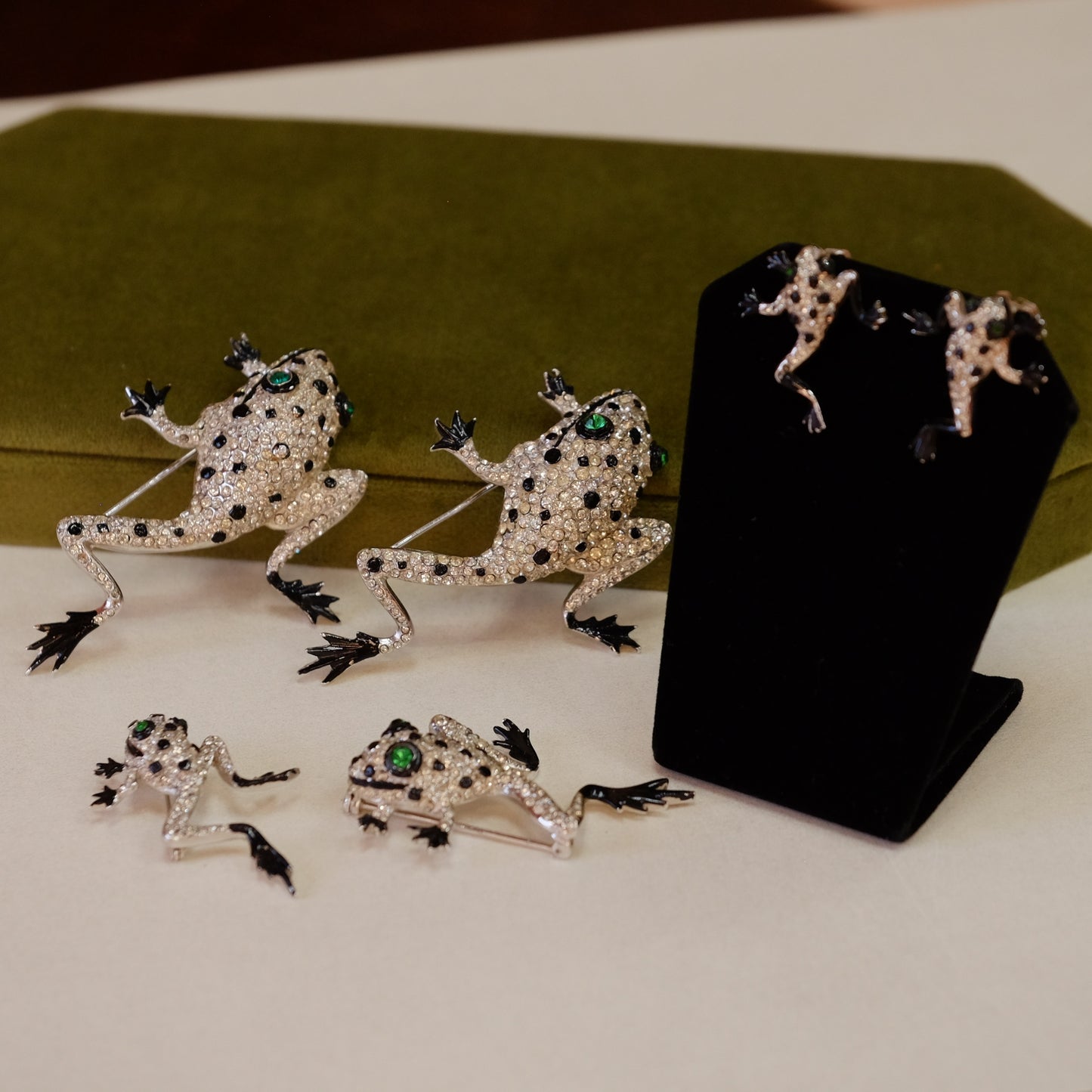 Vintage Reja Collectible Frogs Set 1940s