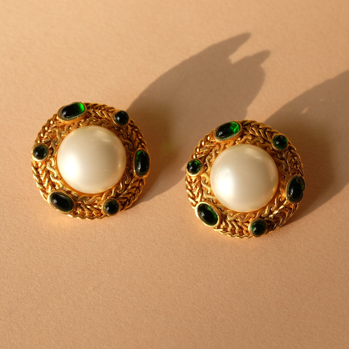 Vintage Chanel Round Pearl Green Gripoix Earrings 1990s  display picture 2