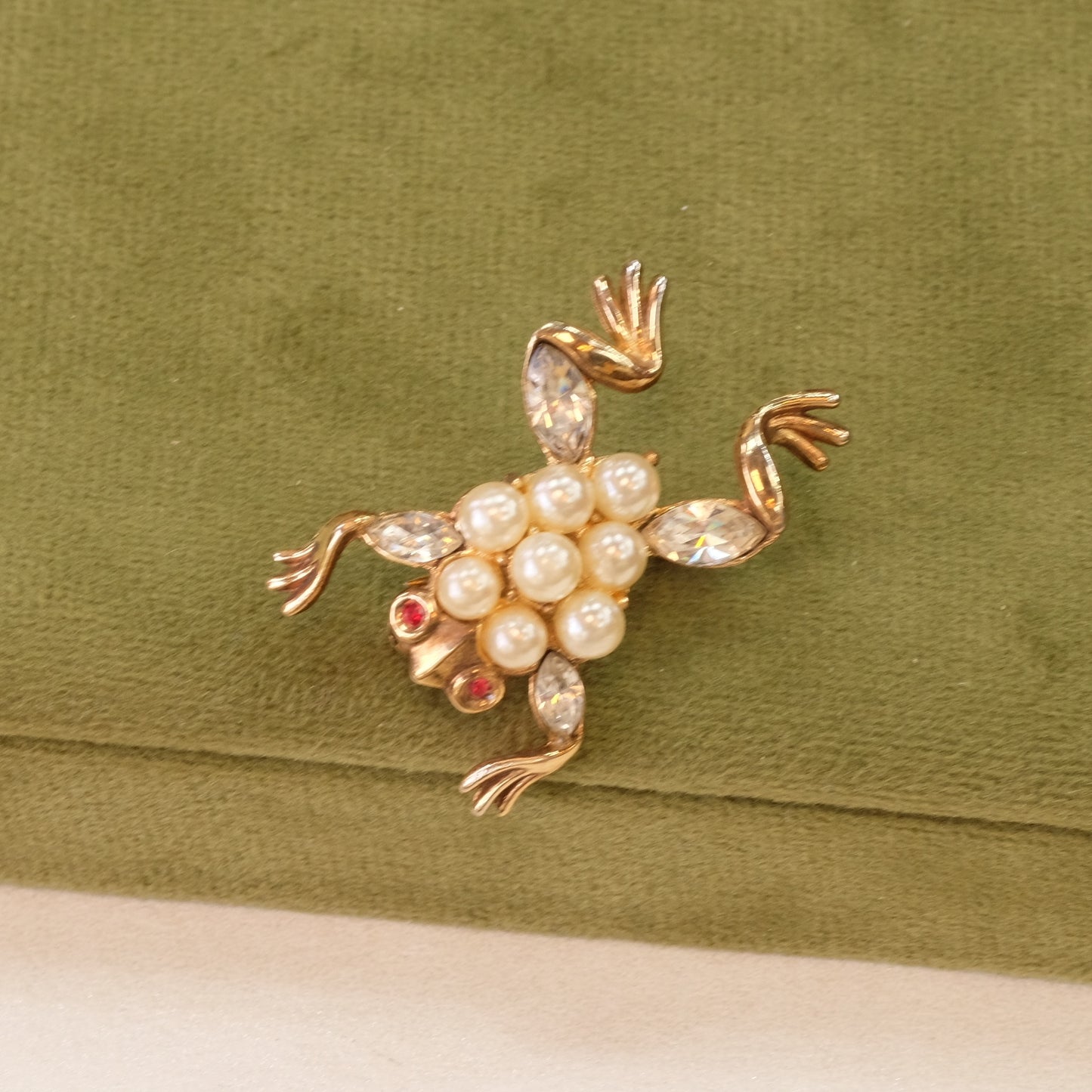 Trifari Faux Pearls Frog brooch 1950s