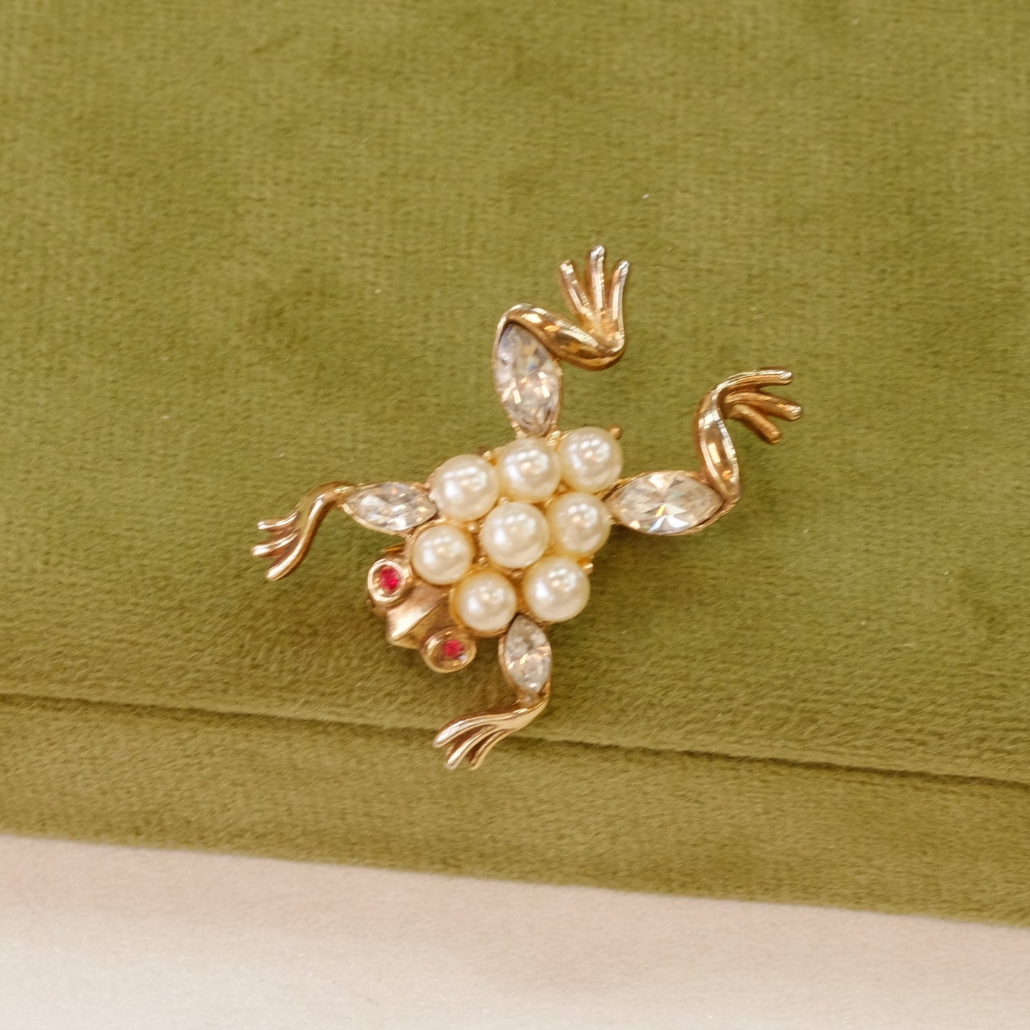 Trifari Faux Pearls Frog brooch 1950s