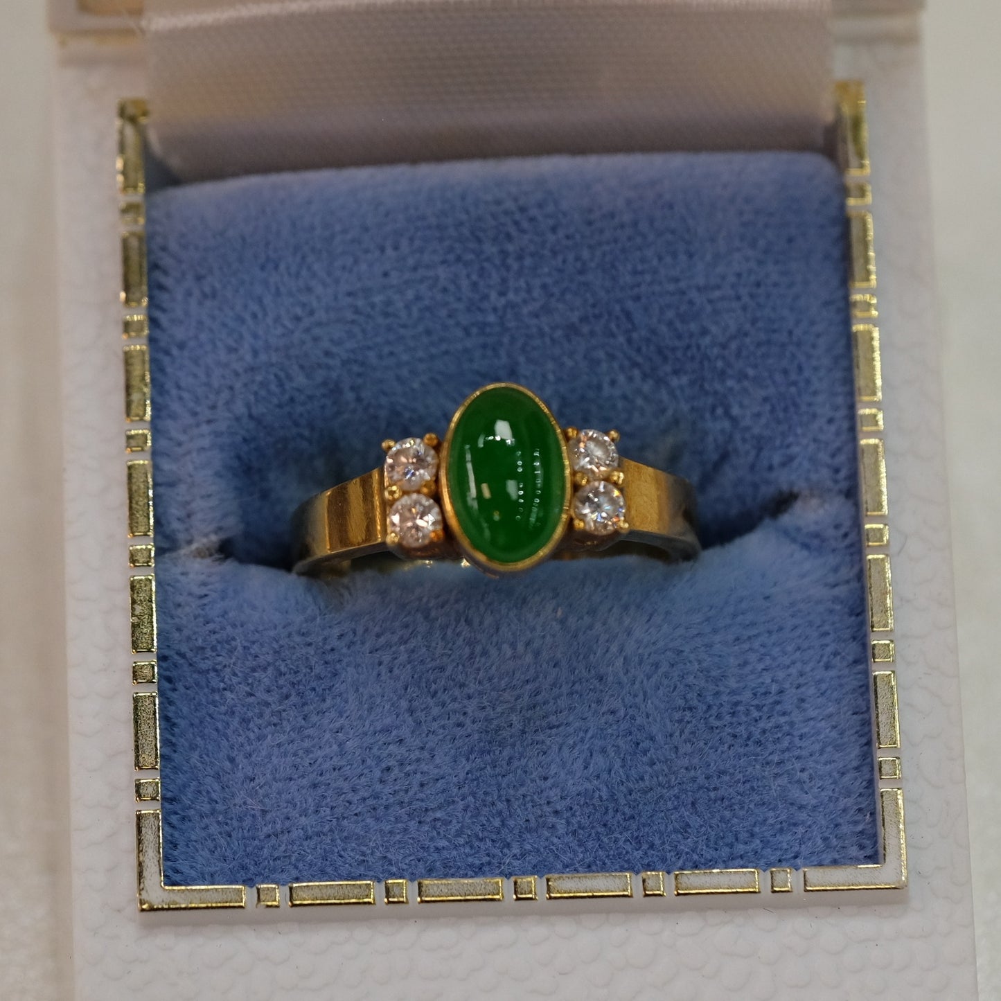 18k Yellow Gold Emerald cabochon and 4 diamonds Ring