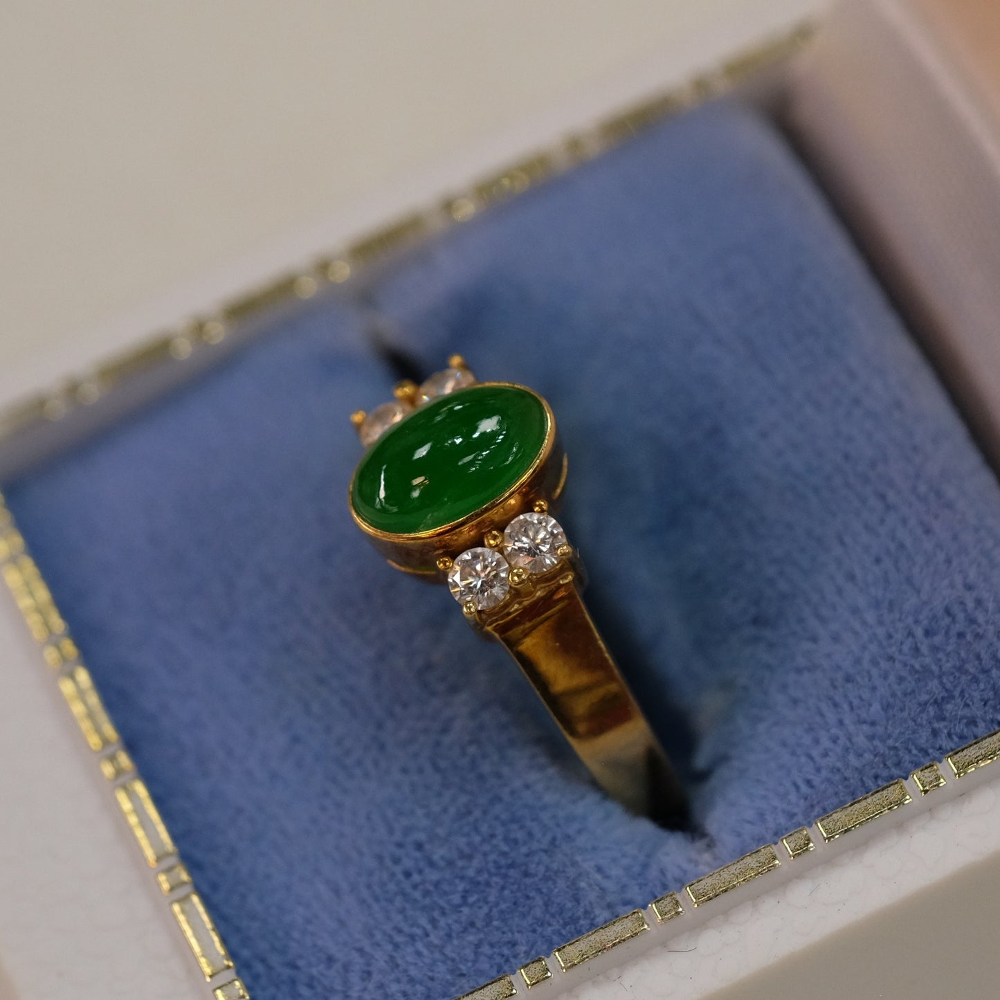 18k Yellow Gold Emerald cabochon and 4 diamonds Ring