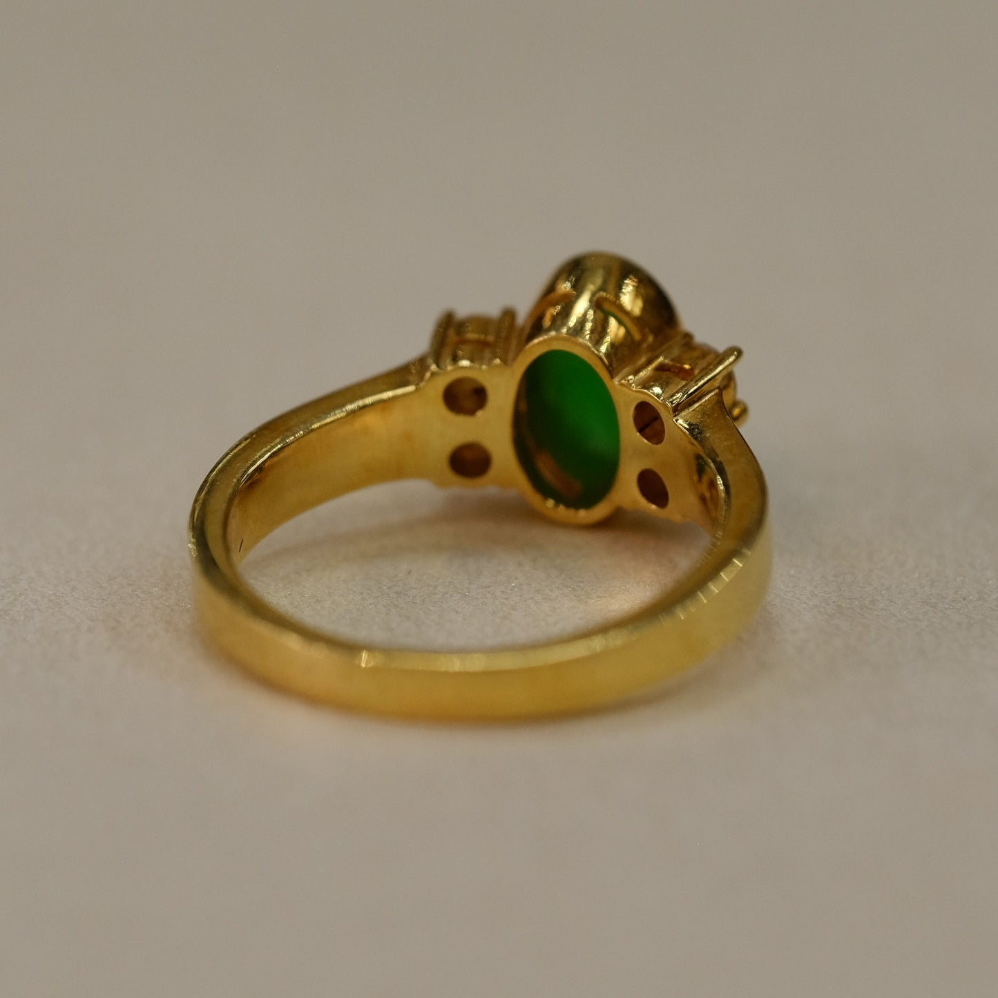 18k Yellow Gold Emerald cabochon and 4 diamonds Ring