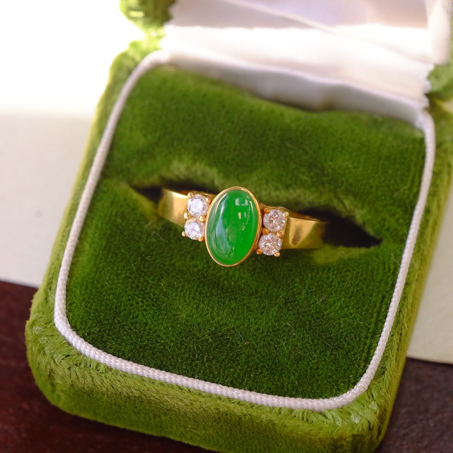 18k Yellow Gold Emerald cabochon and 4 diamonds Ring