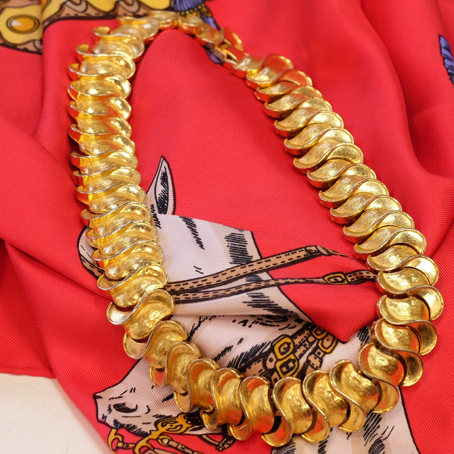 Vintage Twisted gold tone choker 1980s