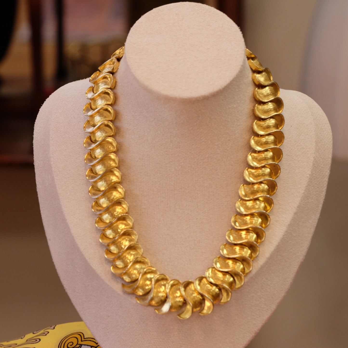 Vintage Twisted gold tone choker 1980s