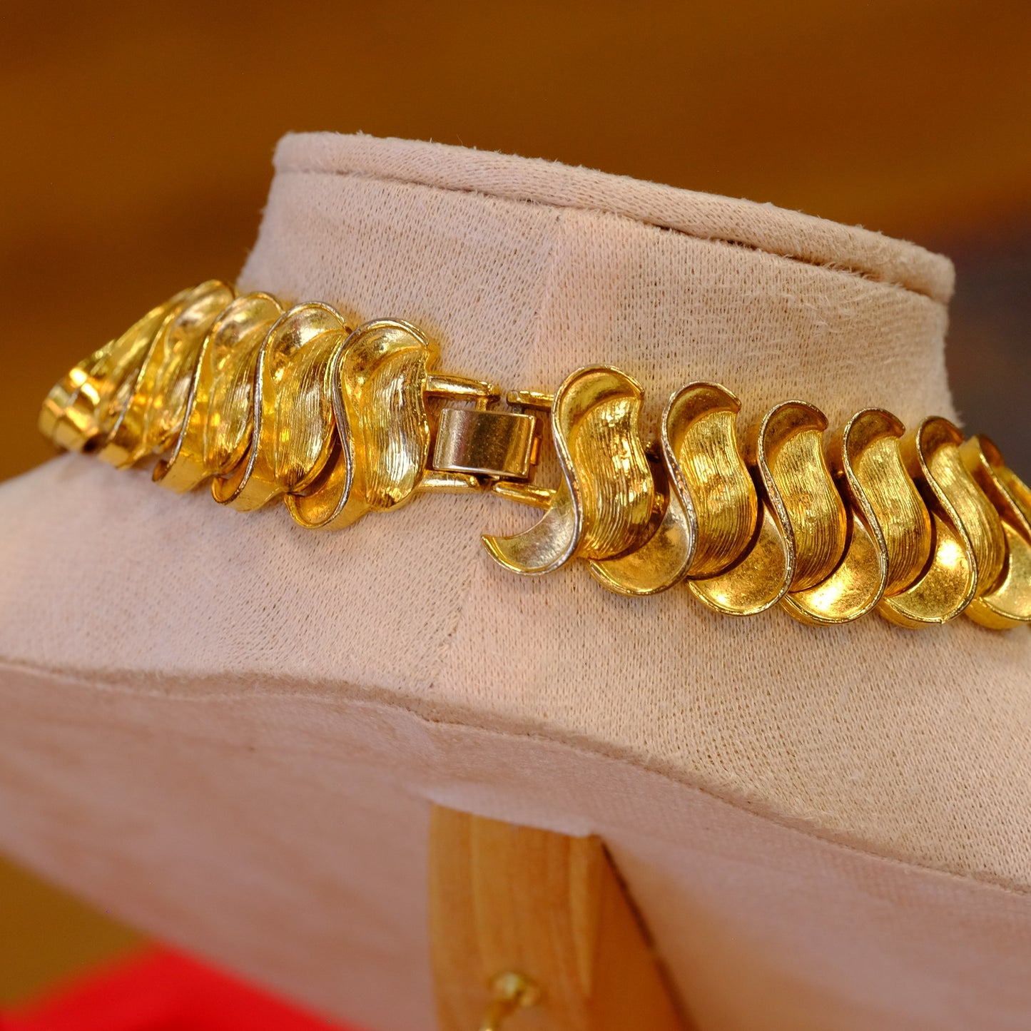 Vintage Twisted gold tone choker 1980s
