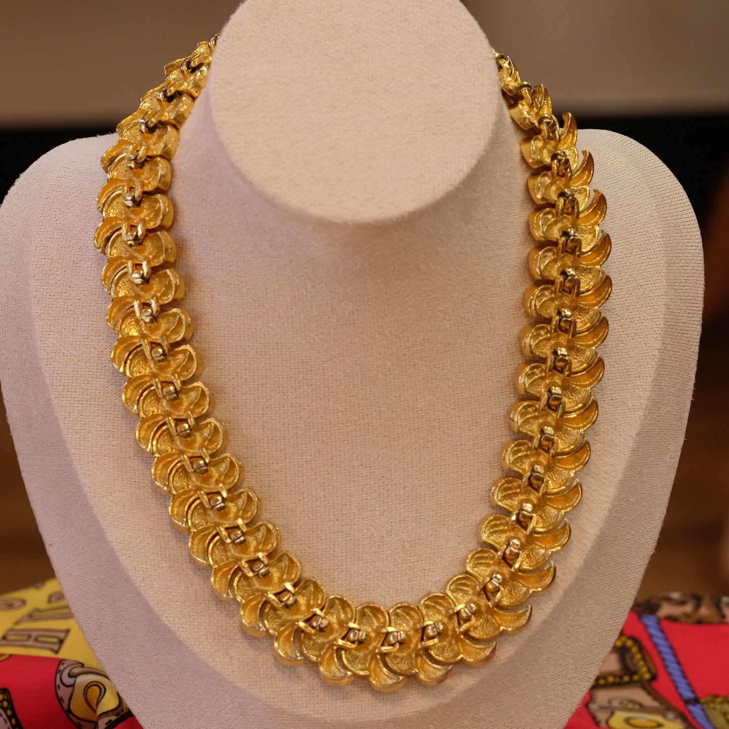 Vintage Twisted gold tone choker 1980s