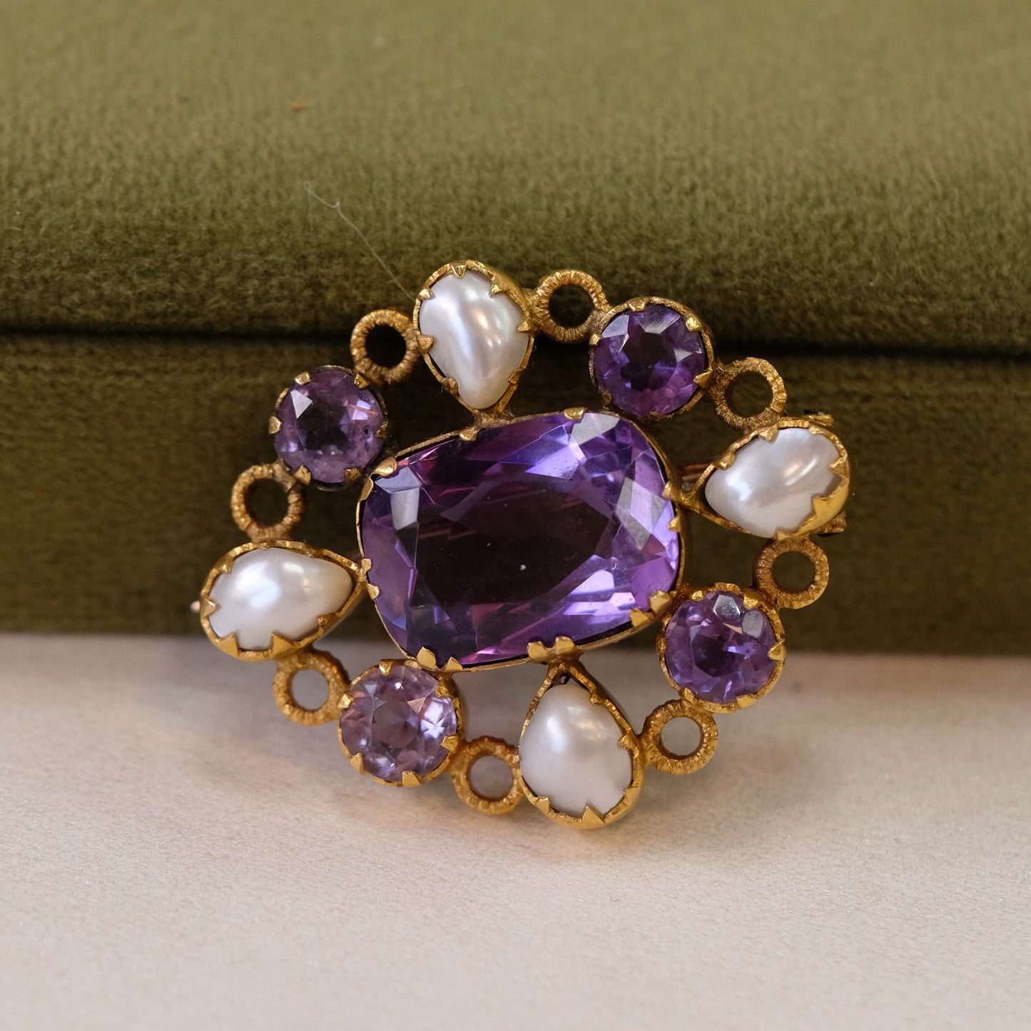 10K Yellow Gold Victorian Amethyst Pearl Brooch