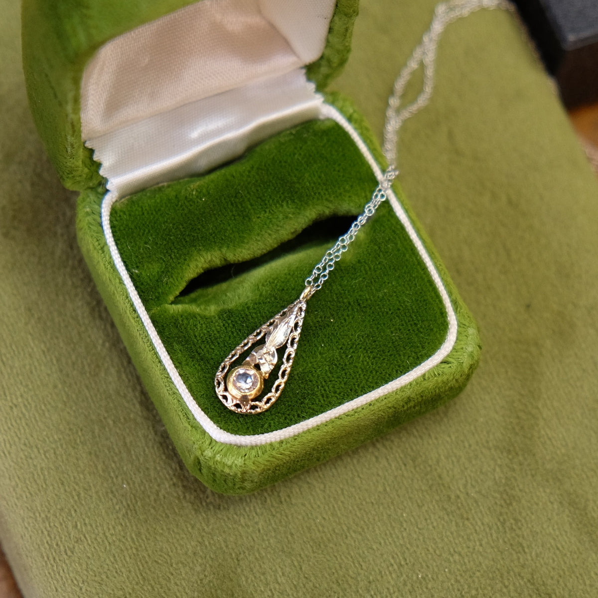 18k White Gold Edwardian White Lavalier on chain