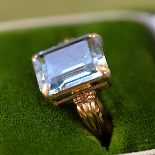 14k Yellow Gold Aquamarine Retro Ring