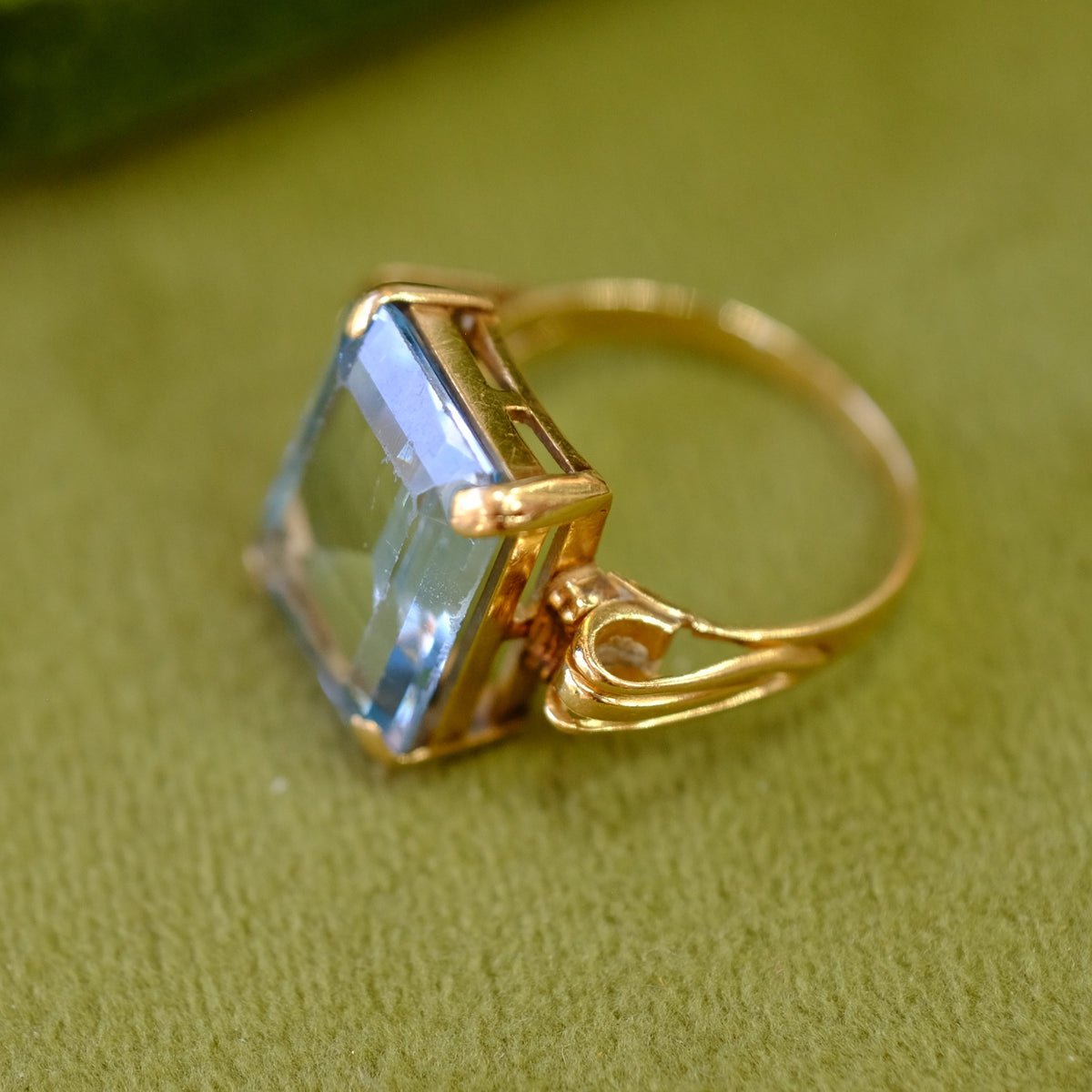 14k Yellow Gold Aquamarine Retro Ring