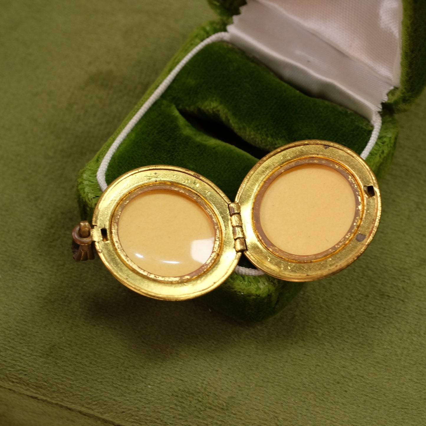 Patriotic Round Locket with Seal