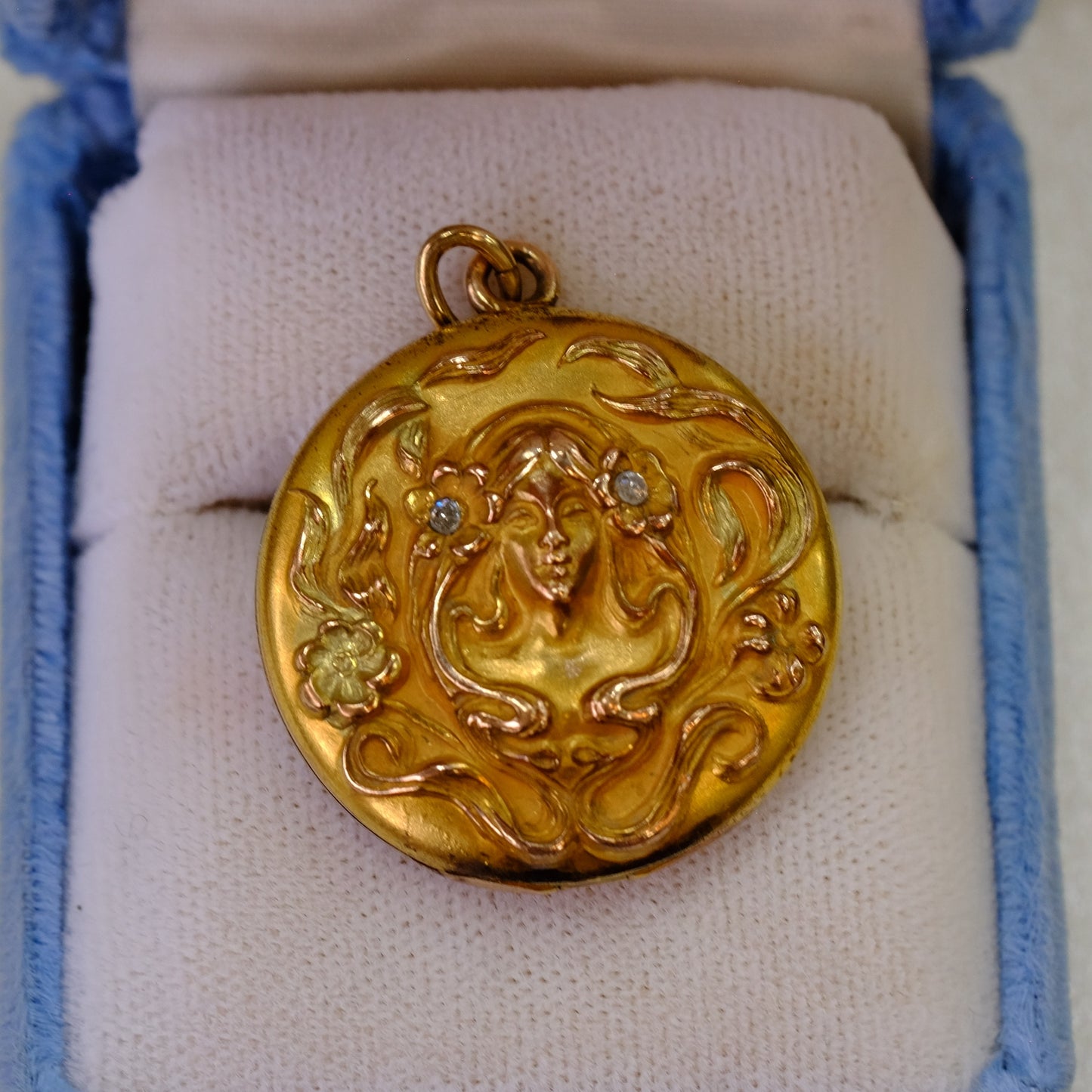 10K Round locket with lady