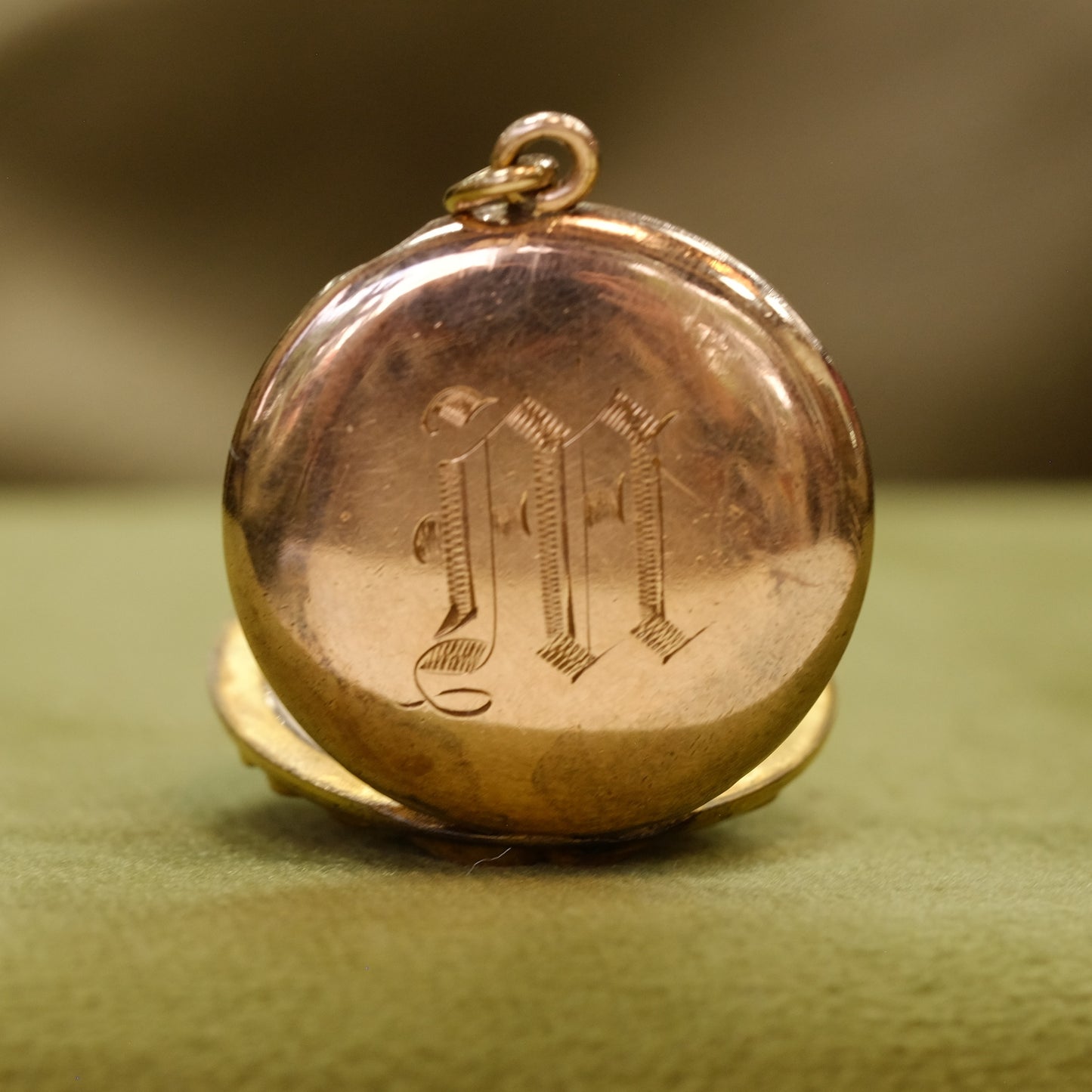 10K Round locket with lady
