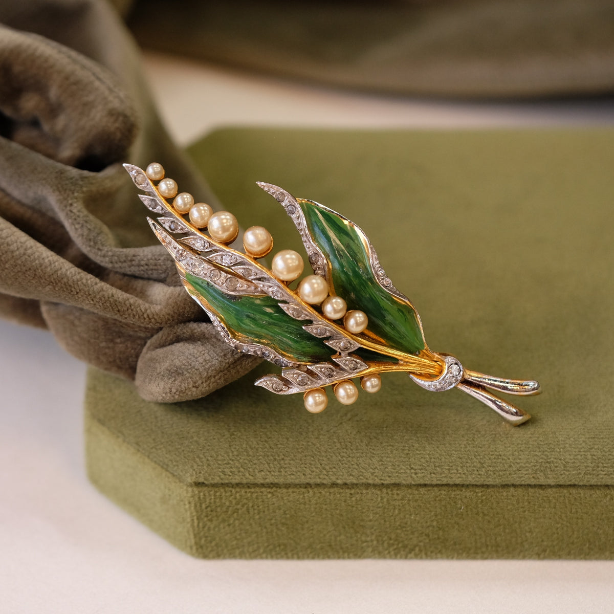 Flower brooch with enamel and faux pearl 1940s