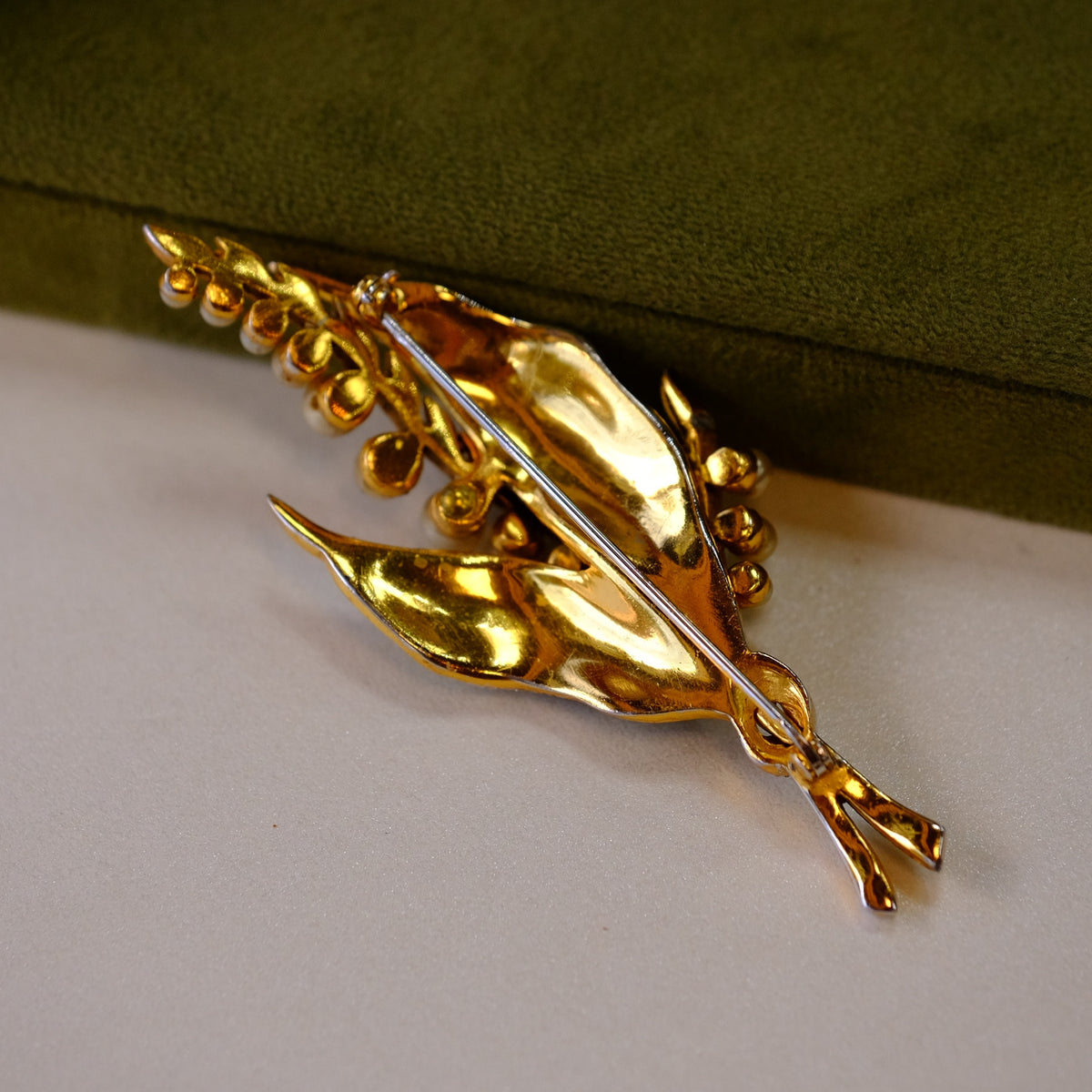 Flower brooch with enamel and faux pearl 1940s