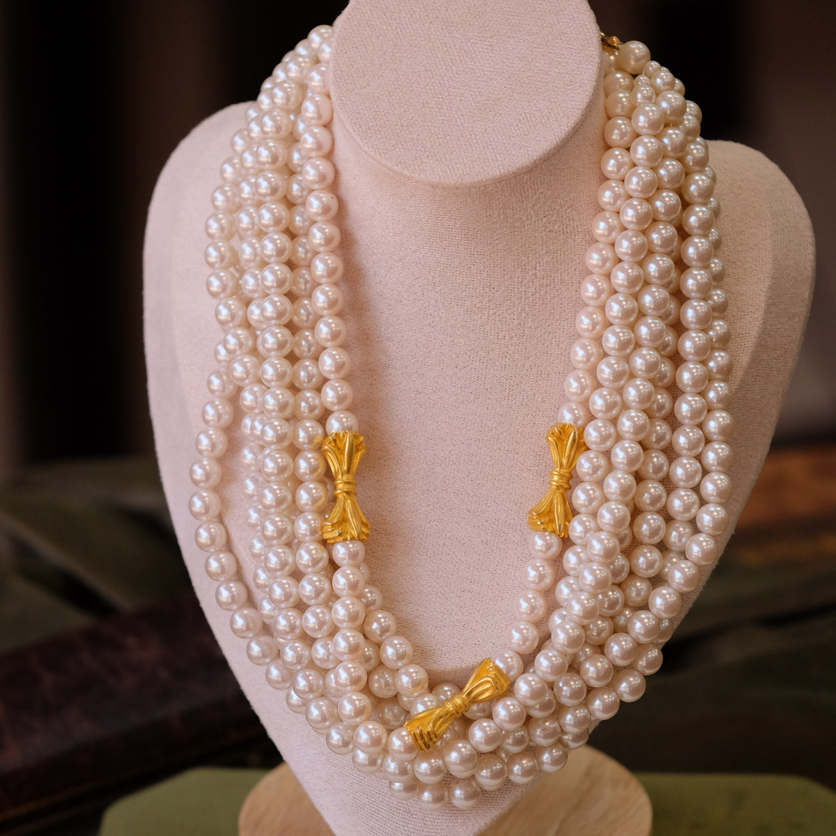 Multipearl Bow Necklace 1980s