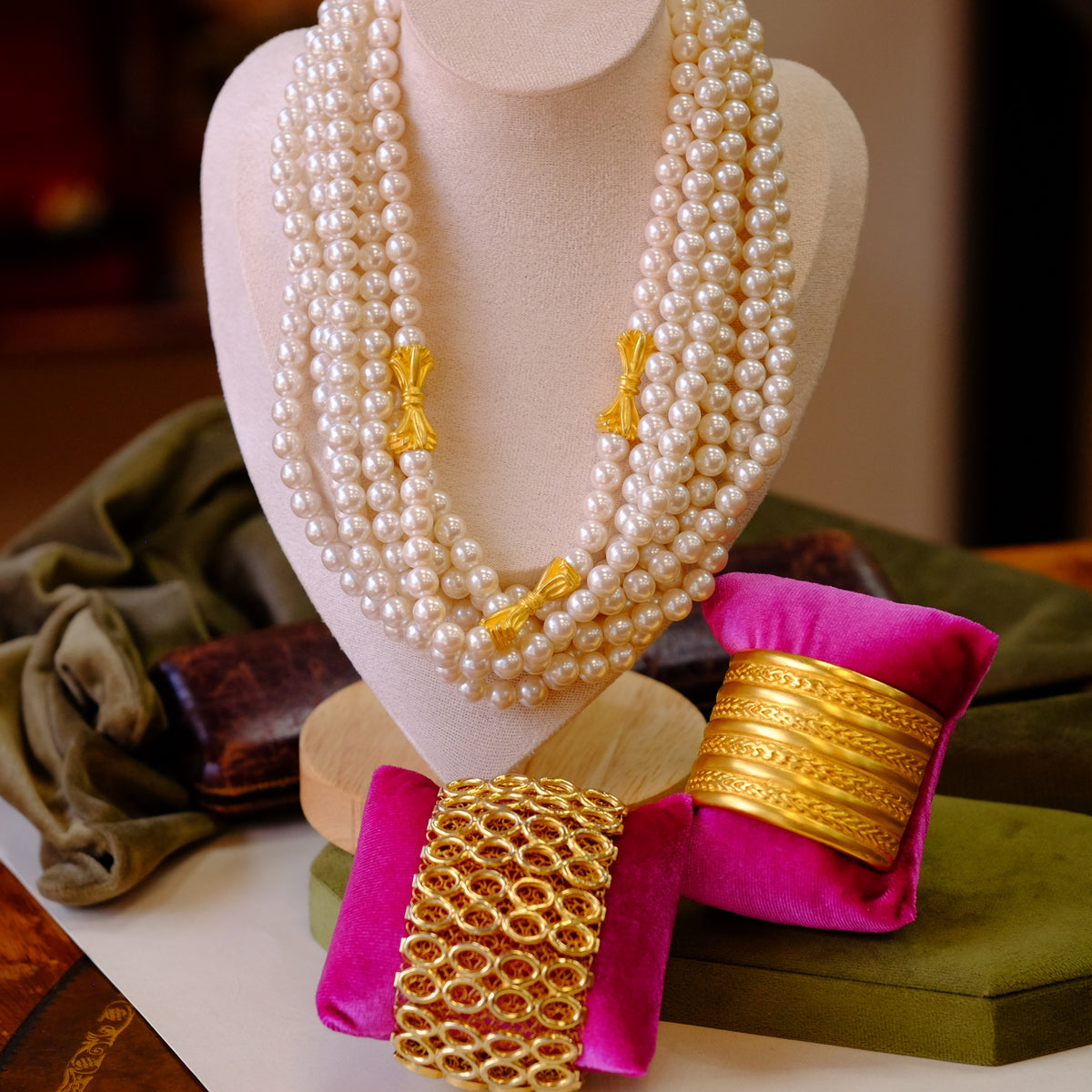 Multipearl Bow Necklace 1980s