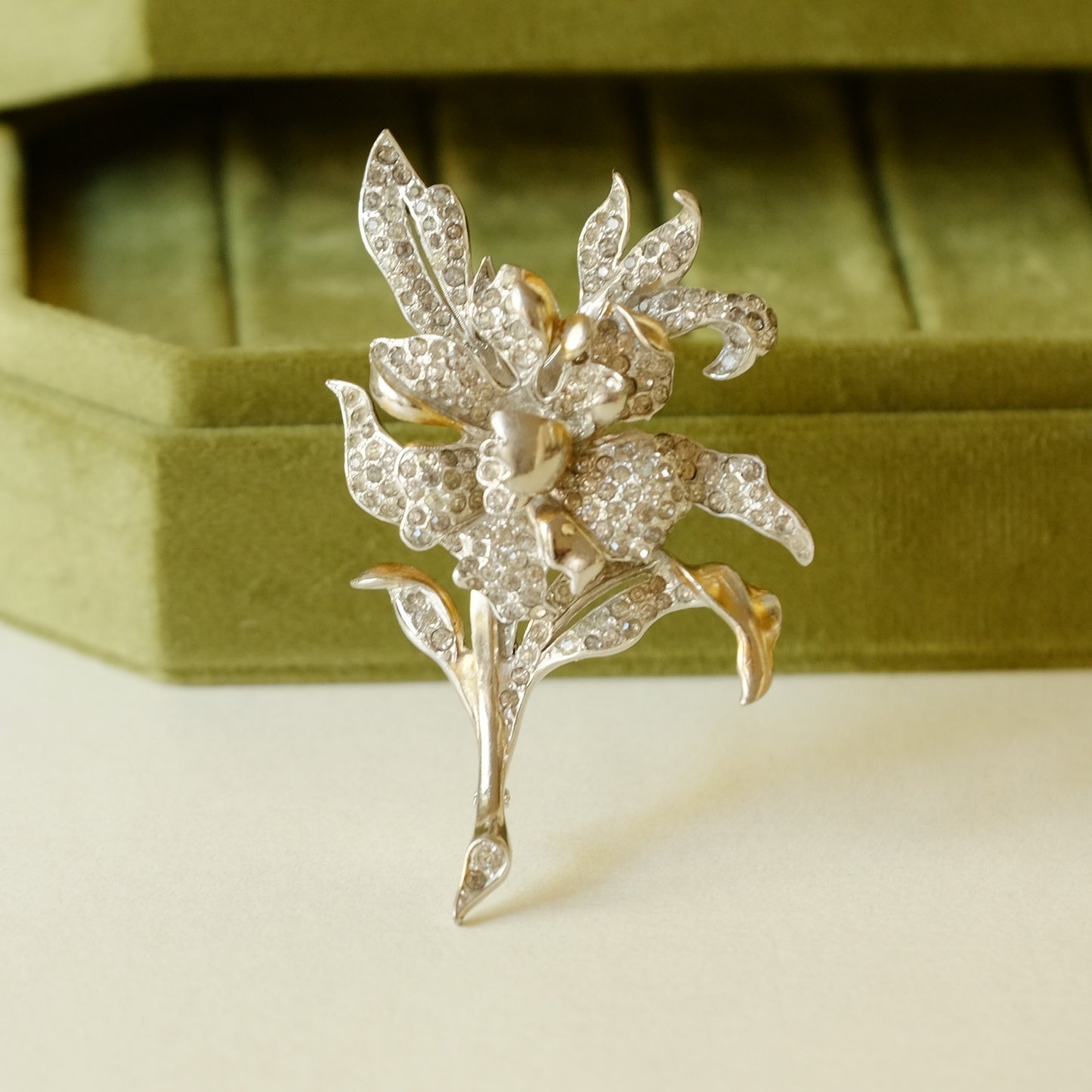 Vintage Flower Reja Brooch 1940s