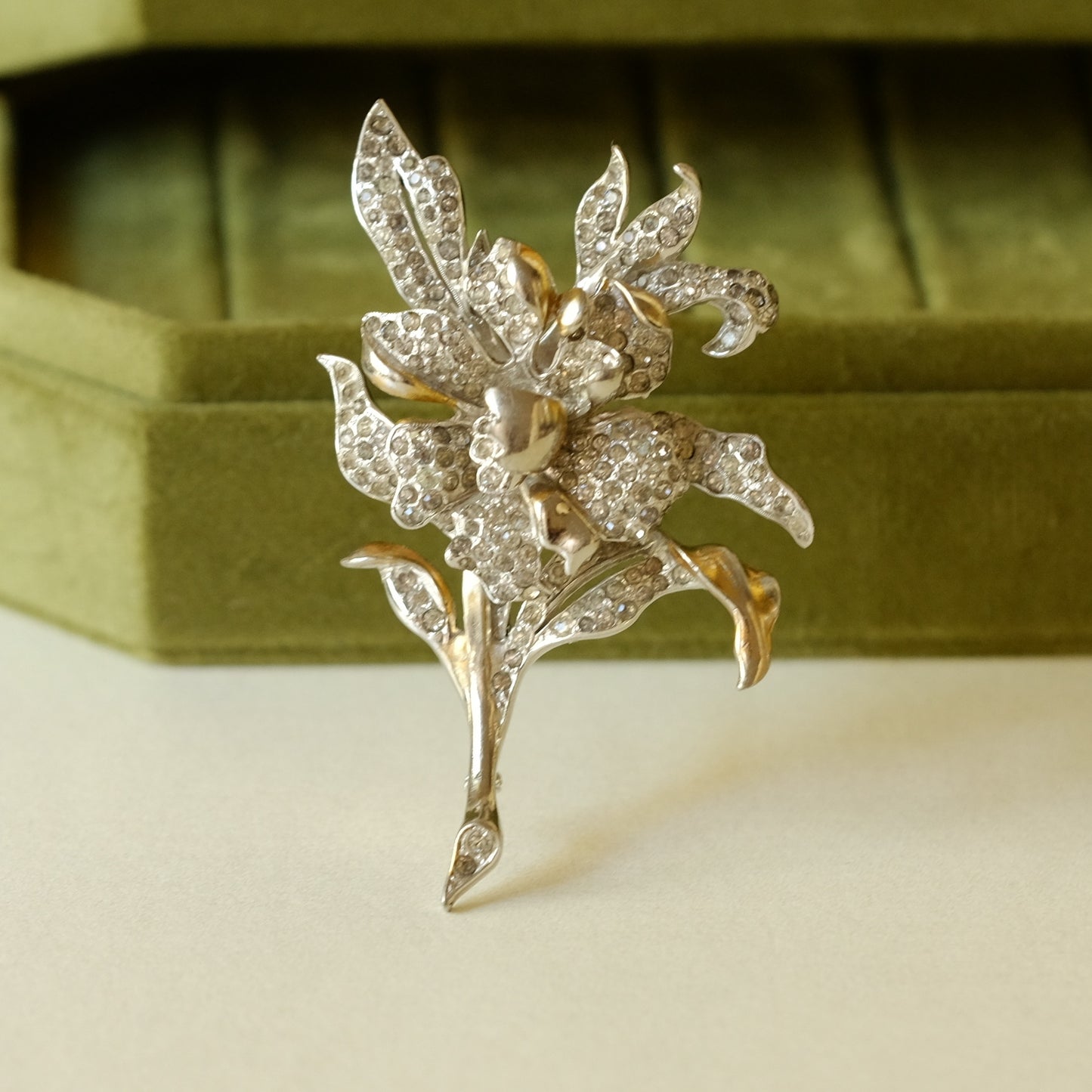 Vintage Flower Reja Brooch 1940s
