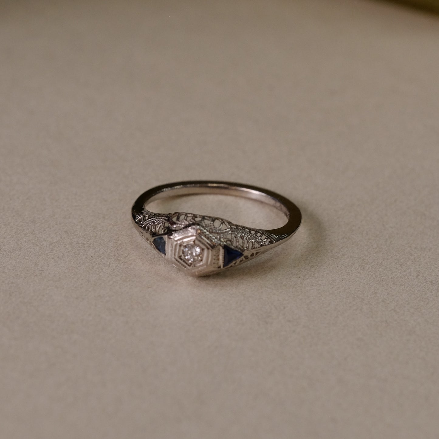 18K Gold Art Deco Sapphire Diamond Filigree Ring