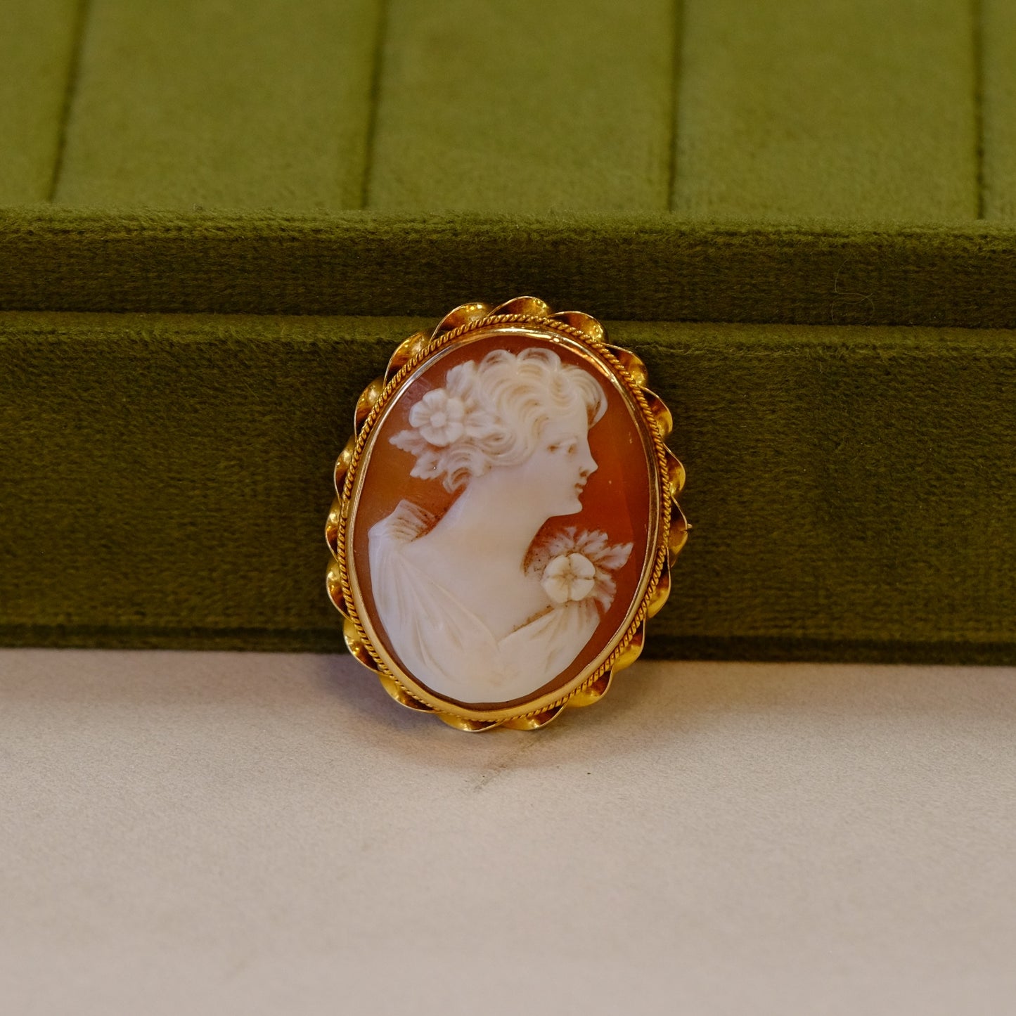 Vintage 10k Yellow Gold Cameo Brooch