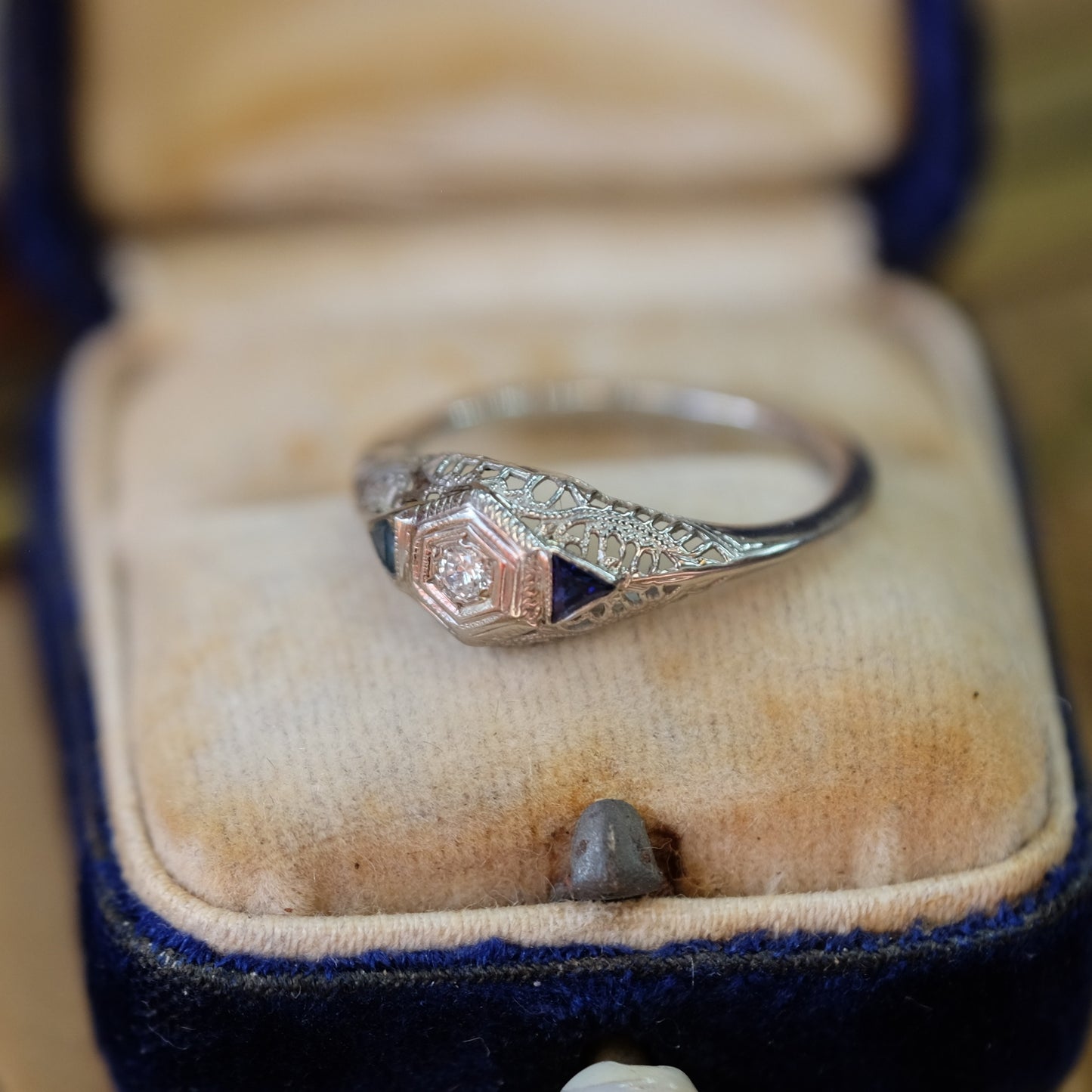 18K Gold Art Deco Sapphire Diamond Filigree Ring