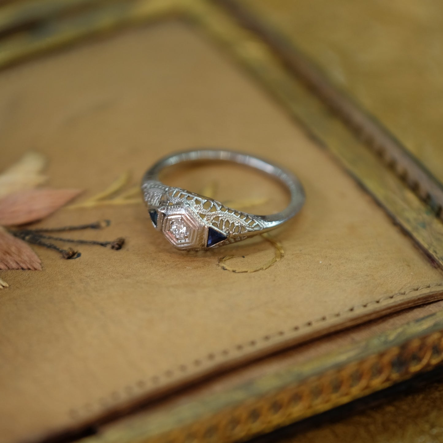 18K Gold Art Deco Sapphire Diamond Filigree Ring