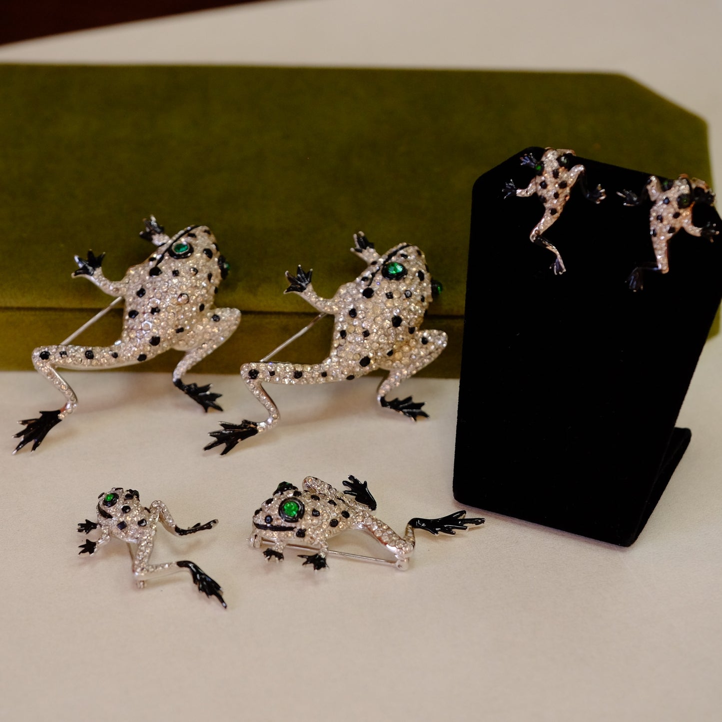 Vintage Reja Collectible Frogs Set 1940s