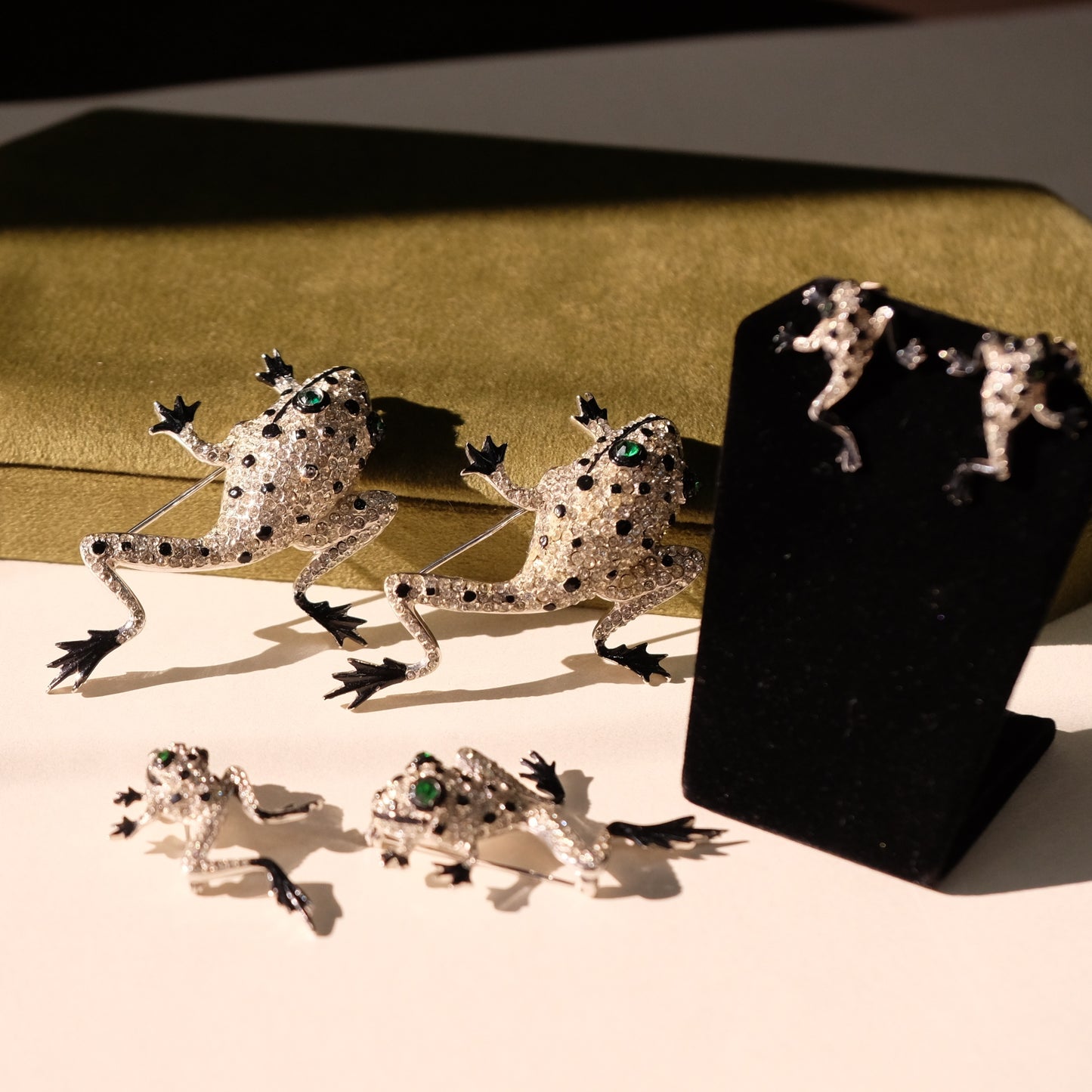 Vintage Reja Collectible Frogs Set 1940s