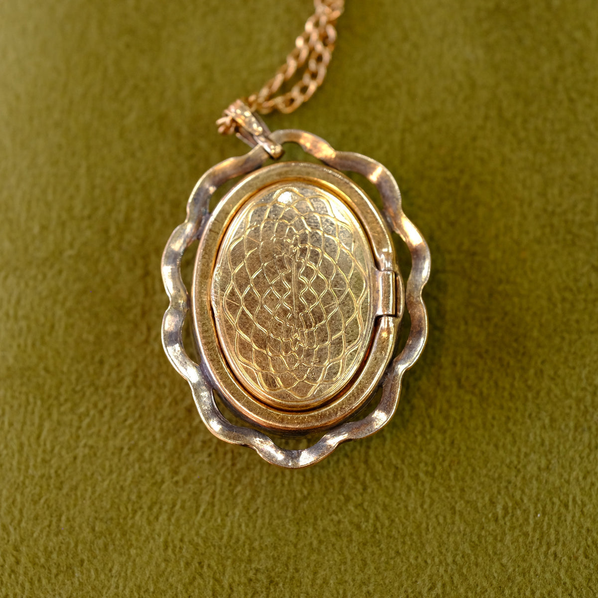 Ornate Mother of Pearl Leaf Locket