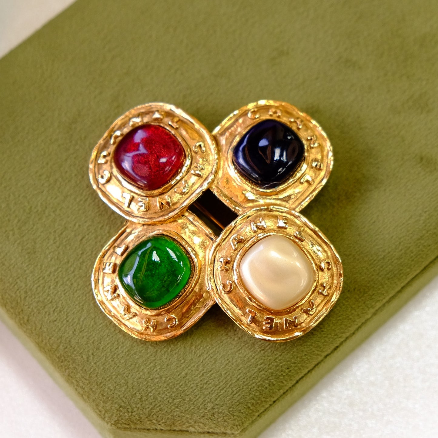 Vintage Chanel Gripoix brooch 1990s