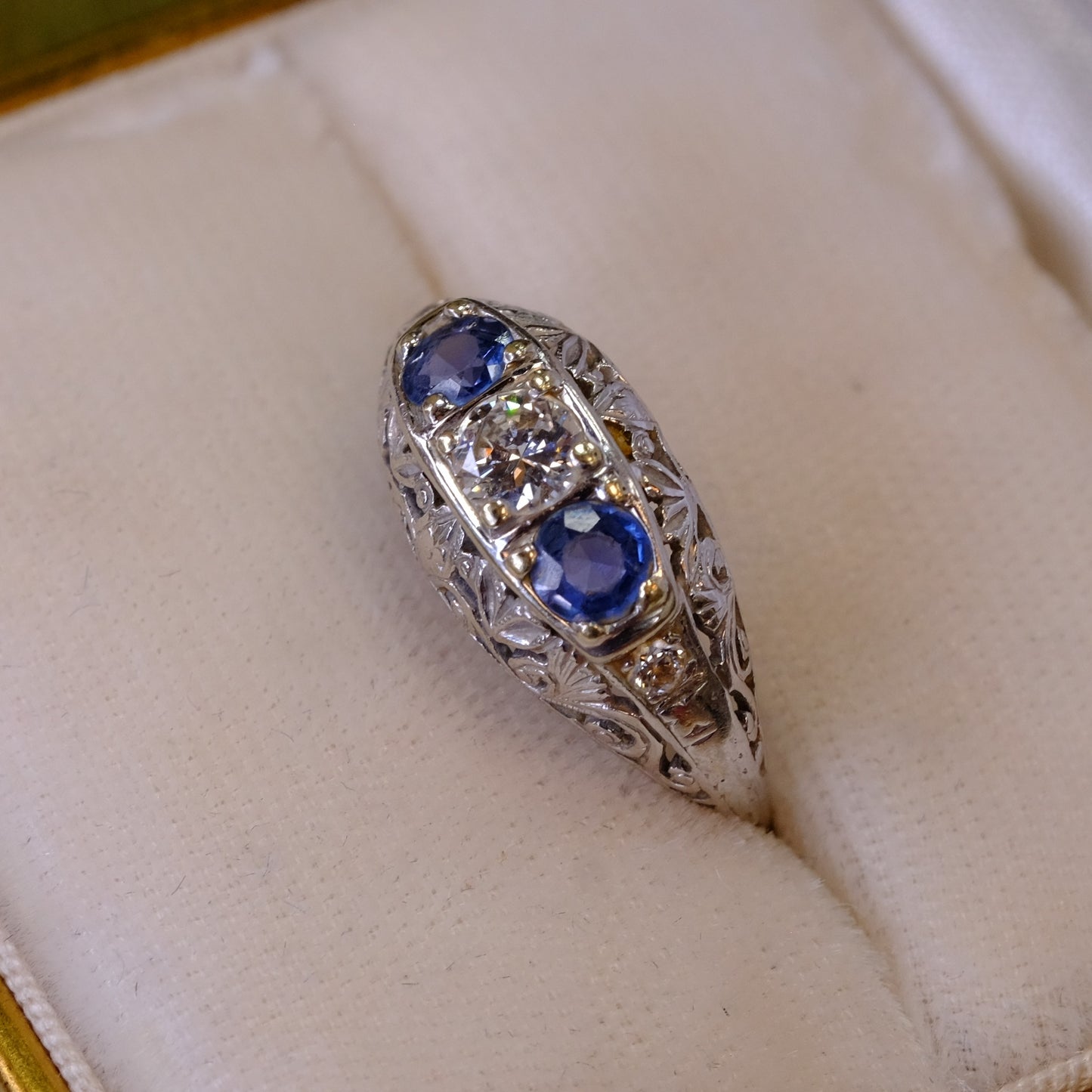 18k White Gold Filigree Sapphire Diamond Ring