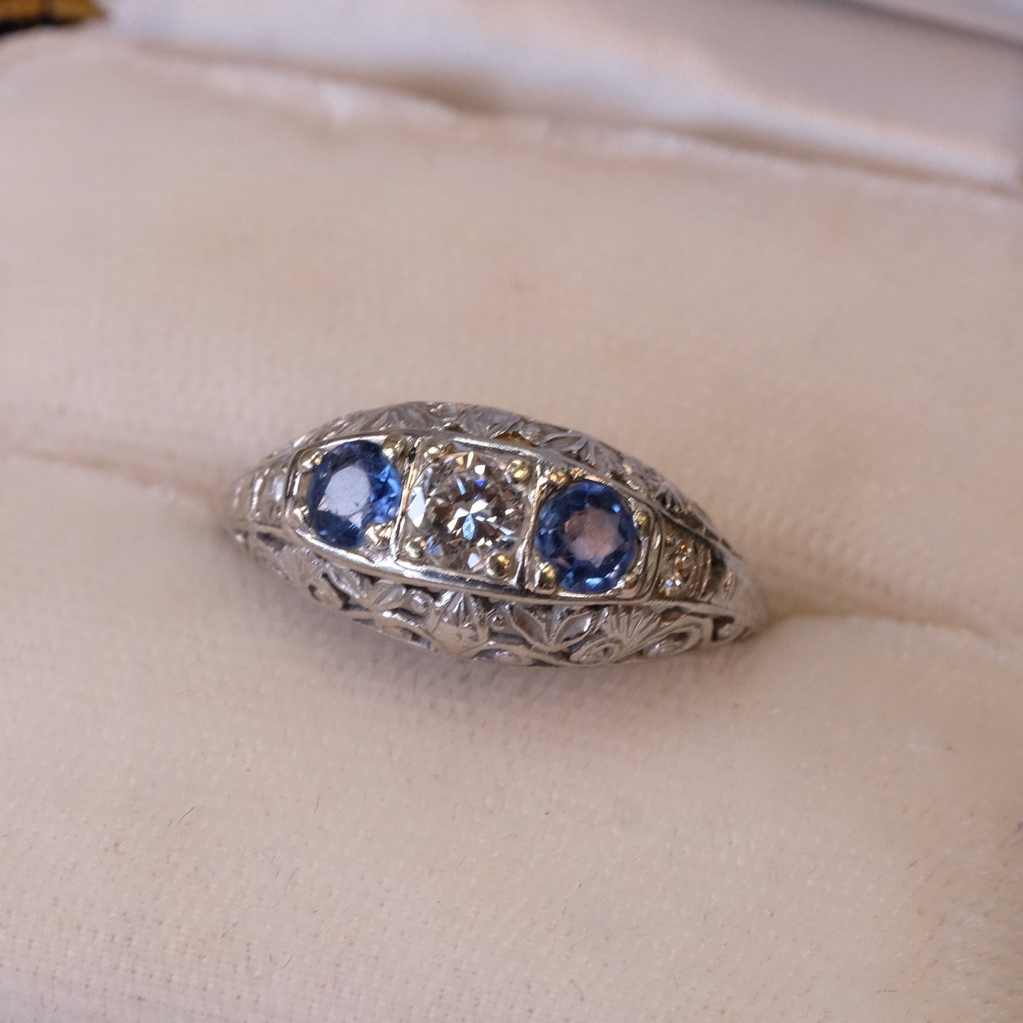 18k White Gold Filigree Sapphire Diamond Ring