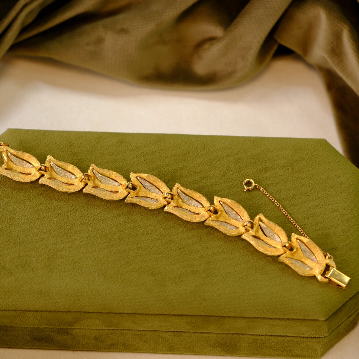 Vintage Tulip Shaped Gold-tone bracelet 1960s