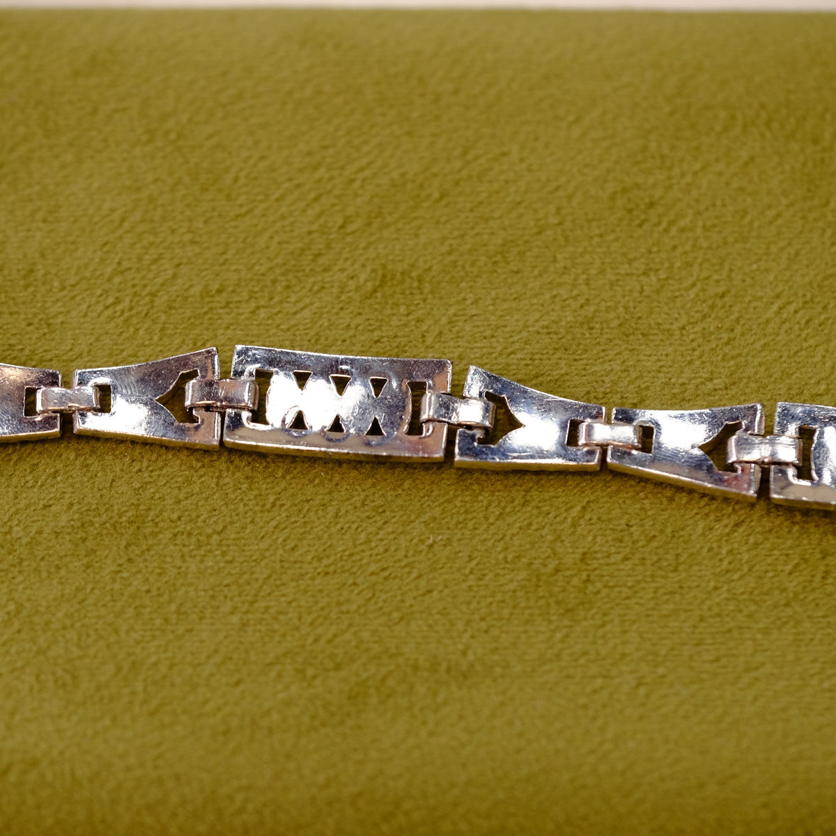 1940 Rhodium Saph Bracelet