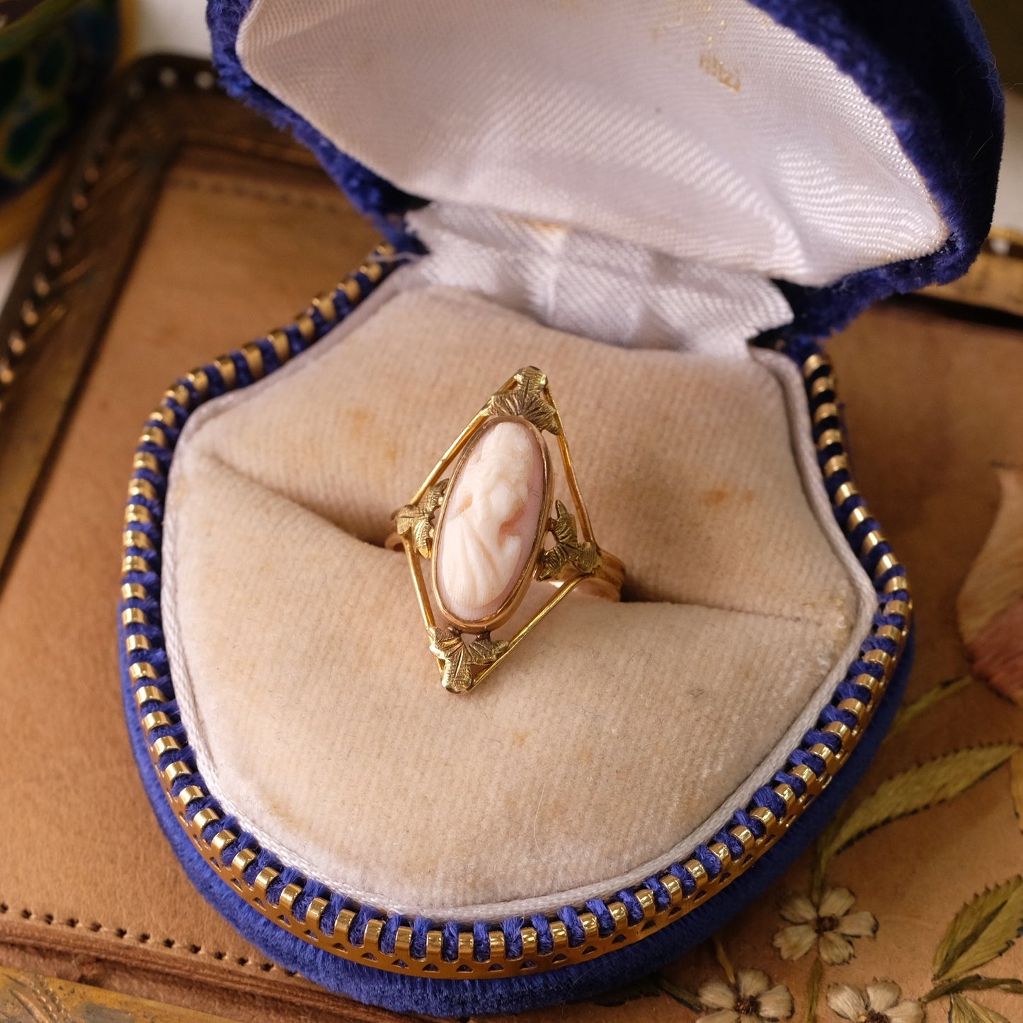 10K Gold Cameo Oblong Ornament Ring