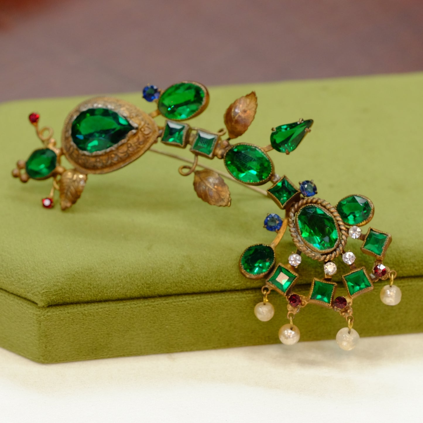 Rare and Collectible Leo Glass Brooch 1940s